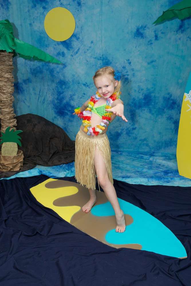 Luau / Hawaiian Birthday Party Ideas | Photo 5 of 18 | Catch My Party Diy Hawaiian Backdrop, Hawaii Kids Party, Luau Party Backdrop Photo Booths, Hawaiian Party Backdrop, Luau Photo Booth Ideas, Luau Photo Booth, Hawaiian Photo Booth Ideas, Hawaiian Photo Backdrop, Aloha Party Photo Booth