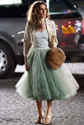 Carrie Bradshaw, the woman who wore a tutu before everybody thought it was cool Sukienki Maksi, Carrie Bradshaw Outfits, Carrie Bradshaw Style, Tulle Skirts Outfit, Royal Blue Outfits, Weekend Mode, Tule Rok, Gonna In Tulle, Casual Attire For Women