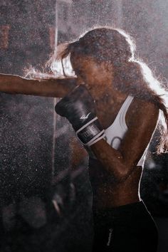 The benefits of a boxing workout are numerous> Woman Boxing, Boxing Aesthetic, Boxer Aesthetic, Female Boxer, Boxe Thai, Boxing Classes, Boxing Girl, Mma Equipment, Ju Jitsu