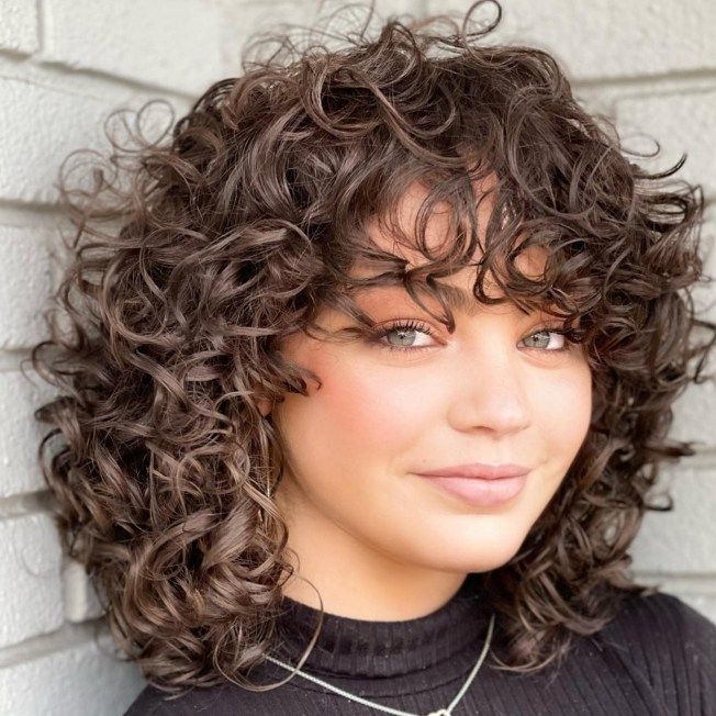 Poolside Hairstyles, Natural Curly Hair Cuts, Medium Curly, Medium Curly Hair Styles, Haircuts For Curly Hair, Curly Girl Hairstyles, Curly Hair With Bangs, Penteado Cabelo Curto, Long Layered Hair