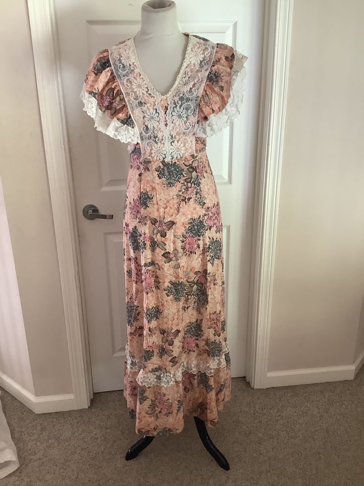 This nice vintage 70s peach burgundy green floral lace bib high waisted Maxi hippie dress comes to you in a size S. As you can see from pictures lace bodice over and then ties in back. Looks to be handmade cannot find a tag. Up material etc points to 70s dress.pls compare the measurements I give you to those in your closet. Overall great cond. 17 1/4 underarm to underarm -14/inches waist across- hips n/a-46 1/4 inches underarm to bottom of dress. Vintage Outfits 70s Dresses, Weddind Dress, Vintage Outfits 70s, 70s Prairie Dress, Prairie Dresses, Oxford Shoes Heels, Hippie Dress, Hippie Dresses, 70s Dress