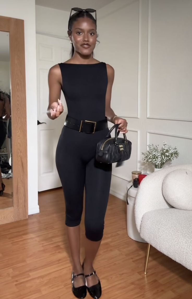 Capri Outfits Black Women, Sephora Outfit, Capri Outfits Women Summer, Capri Pants Outfits, Dinner Fits, Capri Outfits, Black Dinner, Monochromatic Fashion, Office Outfit