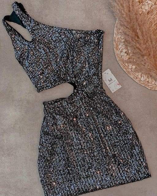 Glitter Tops Outfit, Sparkle Prom Dress, Sparkly Outfits, Neat Casual Outfits, Night Club Outfits, Looks Party, Diy Fashion Clothing, Trendy Fashion Outfits, July 1