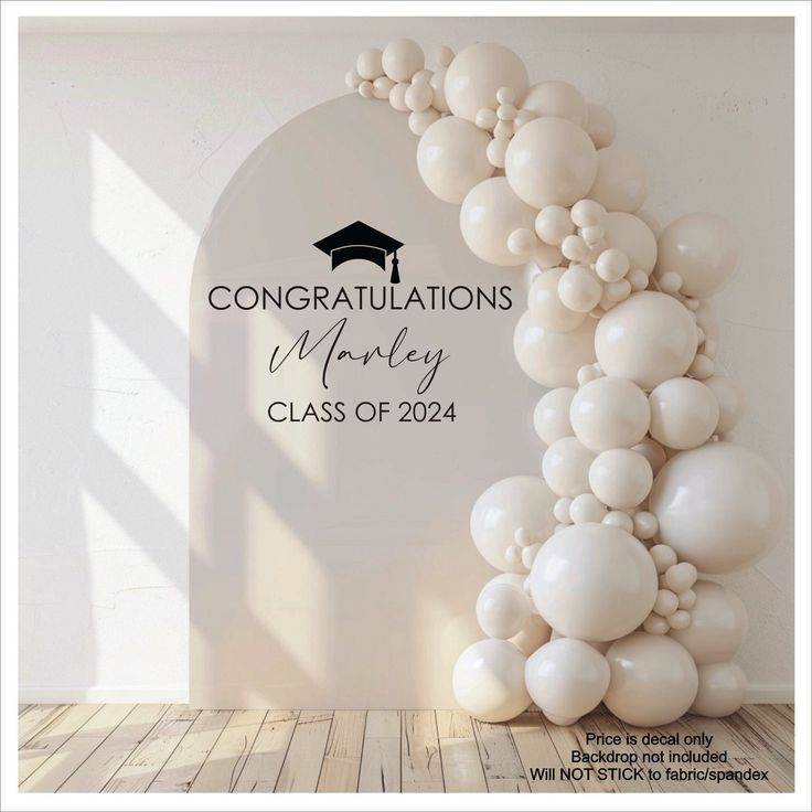 balloons are arranged in the shape of a arch for graduation party decorations, with congratulations written on it