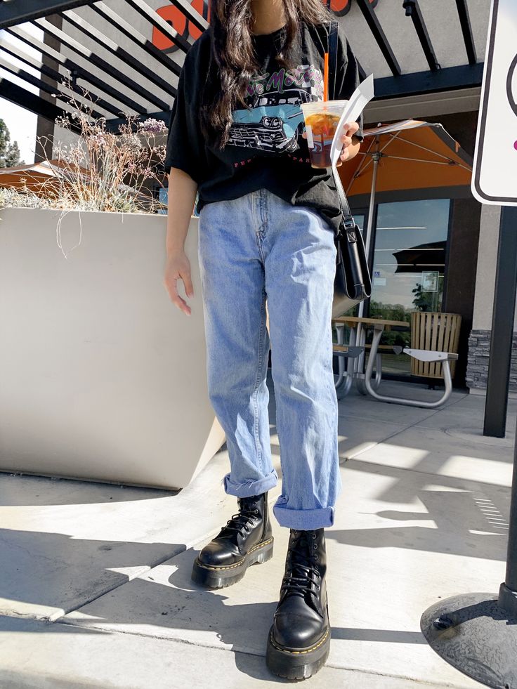 Dr Martens Grunge Outfits, Jadon Dr Martens Outfit Jeans, Lollapoolza Outfits, Oversized Tshirt Tucked In Jeans, Baggy Levi Jeans Outfit, Baggy Jeans And Doc Martens Outfit, Mom Jeans Casual Outfit, Hipster Girl Aesthetic, Edgy Baggy High Waist Jeans