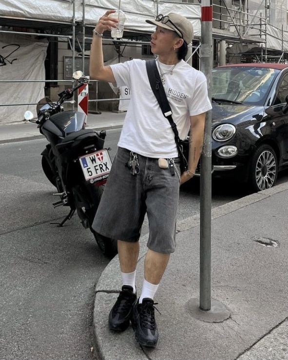 Fashion Inspo Men Streetwear, Male Summer Outfits Casual, Street Wear Male Casual, Grey Jorts Outfit Men, Guys Jorts Outfit, Jorts Aesthetic Outfit Boy, Gray Jorts Outfit, Mens Summer Outfits 2024 Streetwear, Street Wear Men Summer