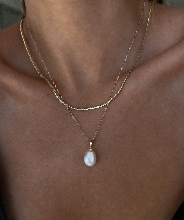 Baroque Pearl Necklace - Kinn Classy Necklace Aesthetic, Classy Jewellery Aesthetic, Pearl Necklace Baroque, Pearl And Gold Necklace Stack, Outfits With Pearl Jewelry, Timeless Necklace Classy, Classic Jewelry Aesthetic, Gold Elegant Jewelry, Pearl Accessories Outfit