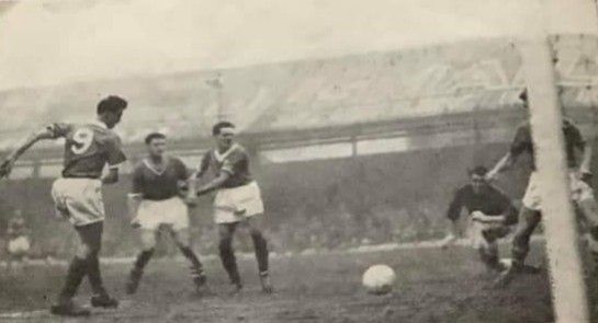 Ray Charnley side-foots the ball towards goal, but John Mortimore managed to get a foot to it before it went in 12 December, Blackpool, Sunderland, Chelsea Fc, Division, Chelsea, Highlights, Blackpool Fc