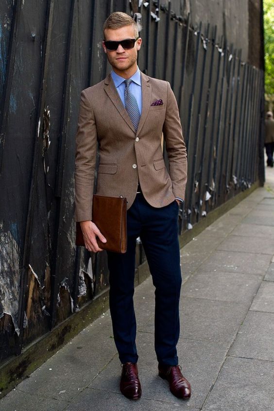 navy trousers, a brown blazer, a shirt and a tie, burgundy shoes Chinos And Blazer, Don Pedro, A Man In A Suit, Man In A Suit, Dress Shirt And Tie, Wedding Sparklers, Brown Blazer, Cocktail Attire, Blue Shirt Dress