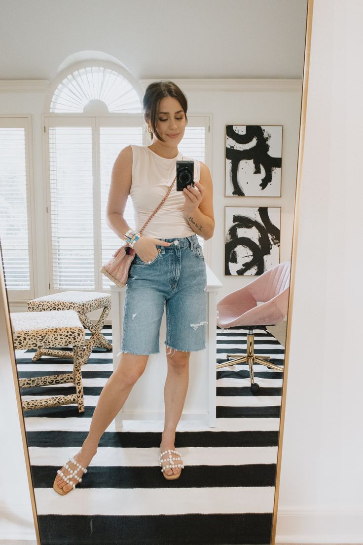 Elly Brown wears black bermuda denim shorts with a simple tank and pearl sandals from Zara How To Style Espadrilles, How To Wear Bermuda Shorts, How To Style Bermuda Shorts, Style Bermuda Shorts, Summer Chic Outfit, Bermuda Shorts Outfit, Dressy Summer Outfits, 30 Fashion, Classy Summer Outfits