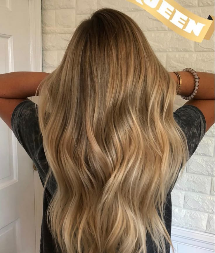 Balayage Hair Blonde Golden, Gold Blonde Hair With Highlights, Caramel Balyage Long Hair, Blonde Carmel Balayage Honey, Honey Blonde Hair Blended Roots, Gold Blonde Hair Honey Balayage, Honey Blonde With Brown Roots, Dark Golden Blonde Hair With Highlights, Blonde Highlights On Golden Hair