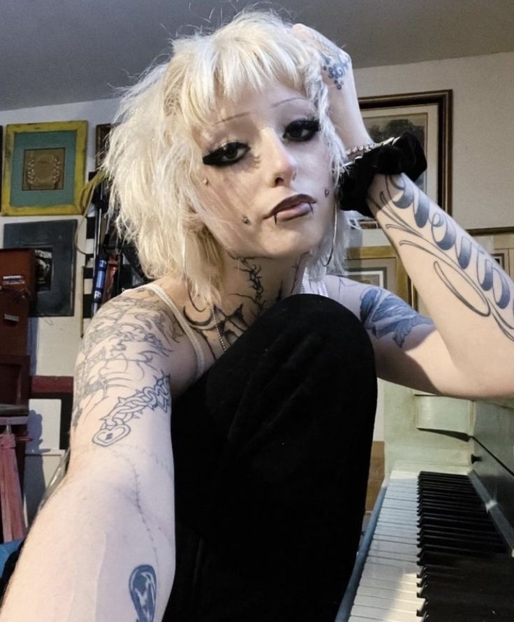 Goth Short Hairstyles, Gothic Short Hair, Blonde Hair Alternative, Alt Blonde Hair, Blonde Alt Hair, Blonde Hair Alt, Alt Black And Blonde Hair, Goth Blonde, Blond Goth