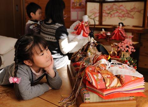 What's Cool Hina-matsuri : Doll Festival Wishing Good Health & Happiness for Girls | #Japan | In Japan, families and communities hold Hina-matsuri, or the Doll Festival, on March 3 every year to wish good health and future happiness for girls. Each family sets up a display of hina dolls clothed in colorful kimono and the whole family enjoys eating delicious food. Peach blossoms, which bloom in spring, decorate a set of dolls arranged in tiers. Wishing Good Health, Web Japan, Colorful Kimono, Sakura Wedding, Hina Matsuri, Hina Dolls, Kids Web, Japanese Festival, Tottori