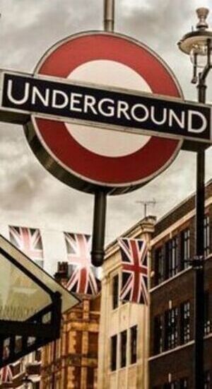 there is a sign that says underground on it