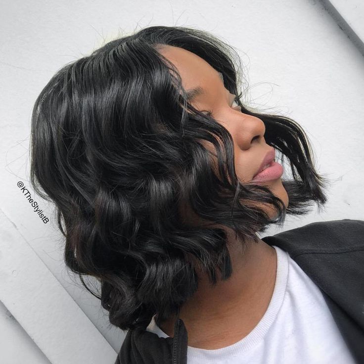 Chic Black Bob with Perfect Waves Bob Hairstyles For Black Women, Hair Adviser, Black Bob, Medium Bob Hairstyles, Hairstyles Women, Wavy Bobs, Penteado Cabelo Curto, Curly Bob Hairstyles, Hairstyles For Black Women