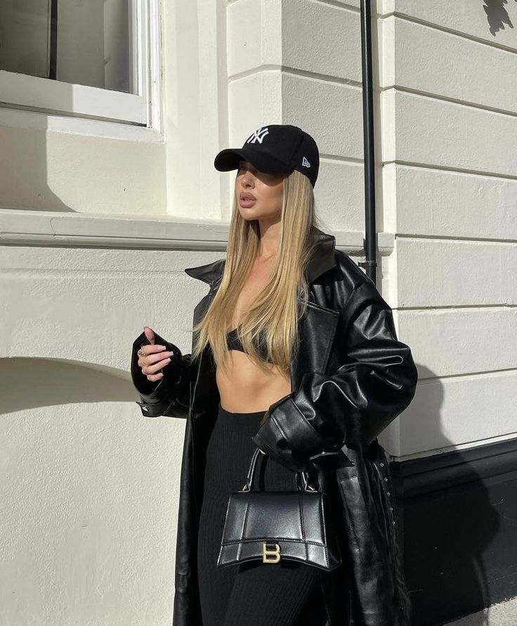 Jess Hunt Outfit, Ootd Outdoor, Black Motivation, Clothes Brown, Jess Hunt, Top Aesthetic, Dark Outfits, Fitness Inspiration Body, Glamour Makeup