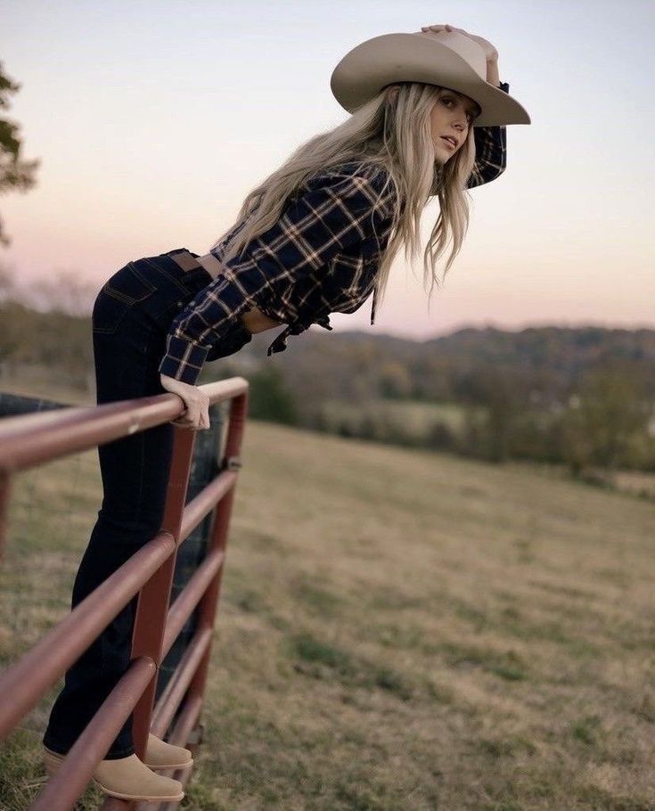 Classy Cowgirl Outfits, Farm Hat, Western Photo Shoots, Glenn Powell, Cowgirl Photoshoot, Foto Cowgirl, Cowboy Fashion, Western Photoshoot