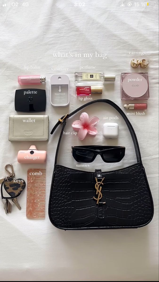 Summer Bag Essentials, Everyday Bag Essentials, What's In My Purse, What's In My Bag, Backpack Essentials, School Bag Essentials, Travel Bag Essentials, Inside My Bag, Mode Tips