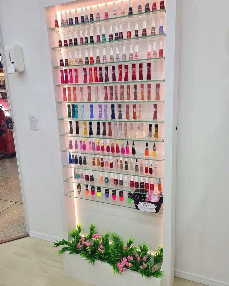 Porta Esmaltes Ideas, Nail Technician Room, Esthetician Room Decor, Spa Room Decor, Home Nail Salon, Nail Salon Decor, Nail Salon Design, Beauty Room Decor, Anime Nails