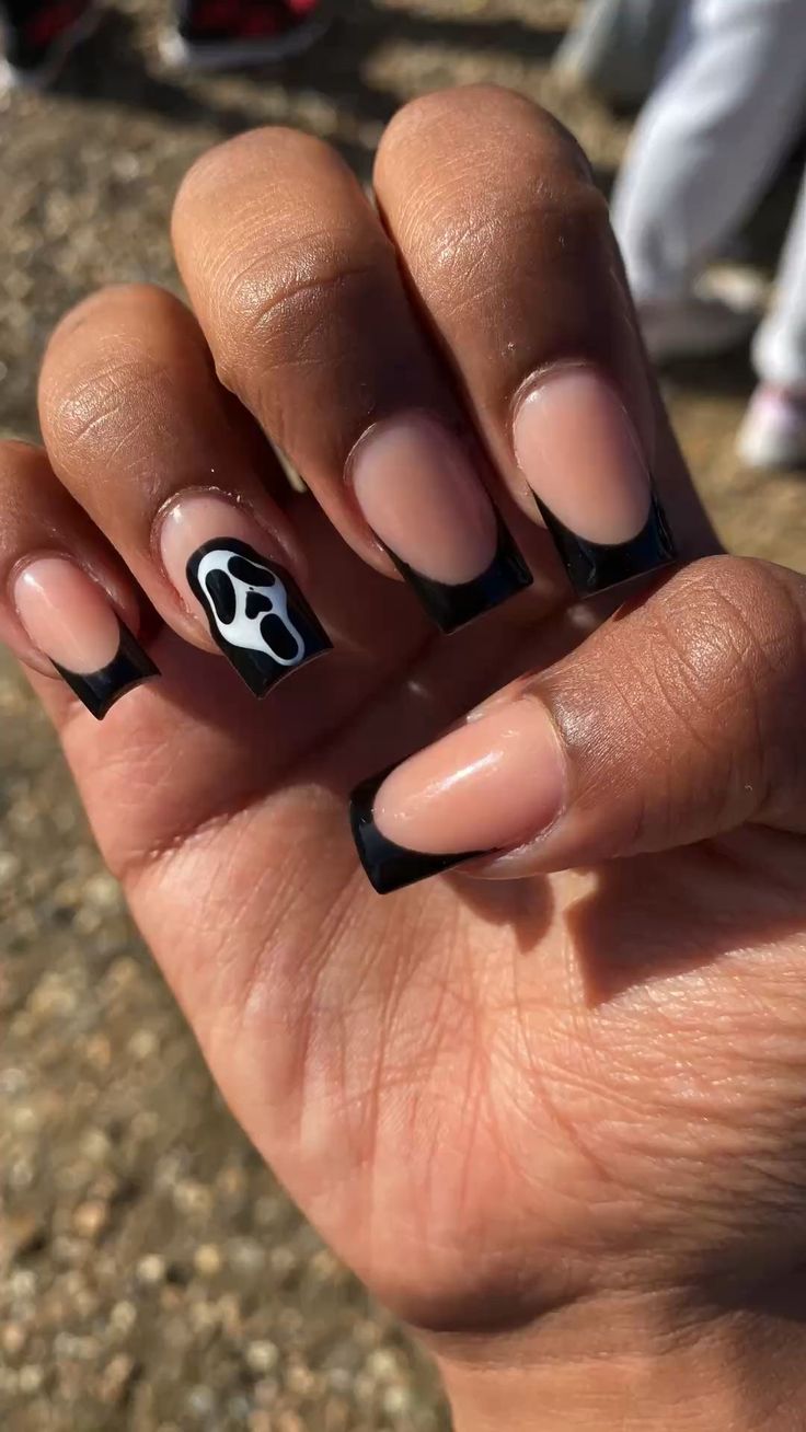 Halloween Acrylic Short Nails, Simple Nail Designs Short Nails Halloween, French Tip Scream Nails, Nails Inspo Simple Design, Halloween Nails Scream Face, Cute Nail Ideas Halloween, Cute Nail Designs For Halloween, Short Nail Art Designs Halloween, Halloween Nails For Teachers