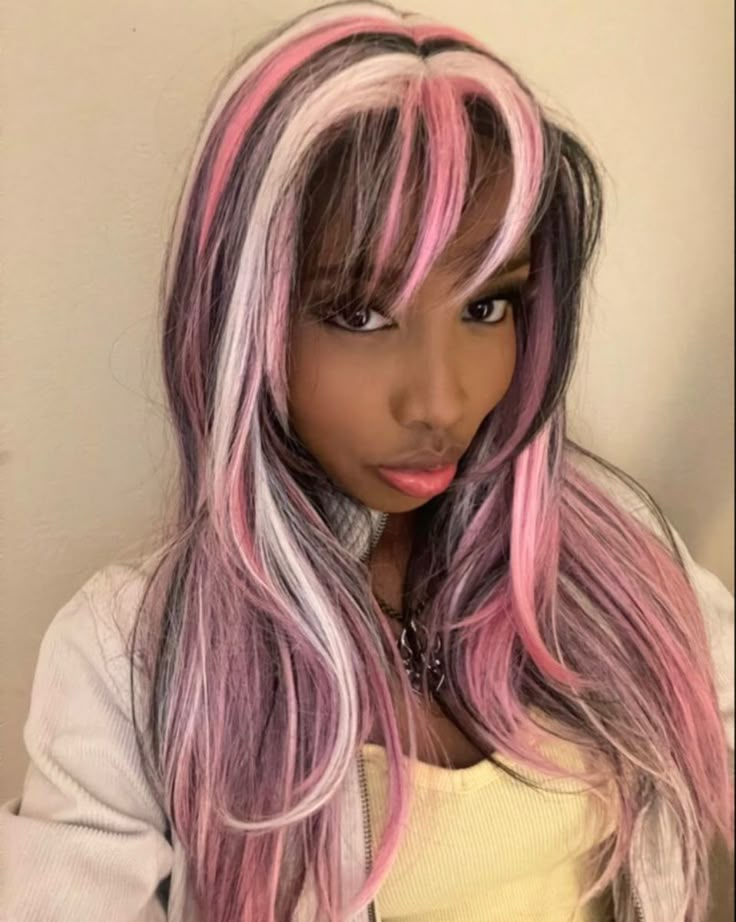 Pink White And Black Hair, Brown And Pink Sew In, Cyvery2k Aesthetic, Pink Skunk Hair Curly, 2000s Hair Dye, Pink Racoon Tail Hair, Pink Hair Black Tips, Gyaru Hair Color, Draculaura Hair Dye