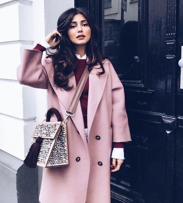 Что носить весной: наряды в пудровом цвете Pink Coat Outfit, Winter Mode Outfits, Winter Coat Outfits, Pink Trench Coat, Chique Outfit, Look Rose, Street Style Bags, Work Fits, Winter Typ