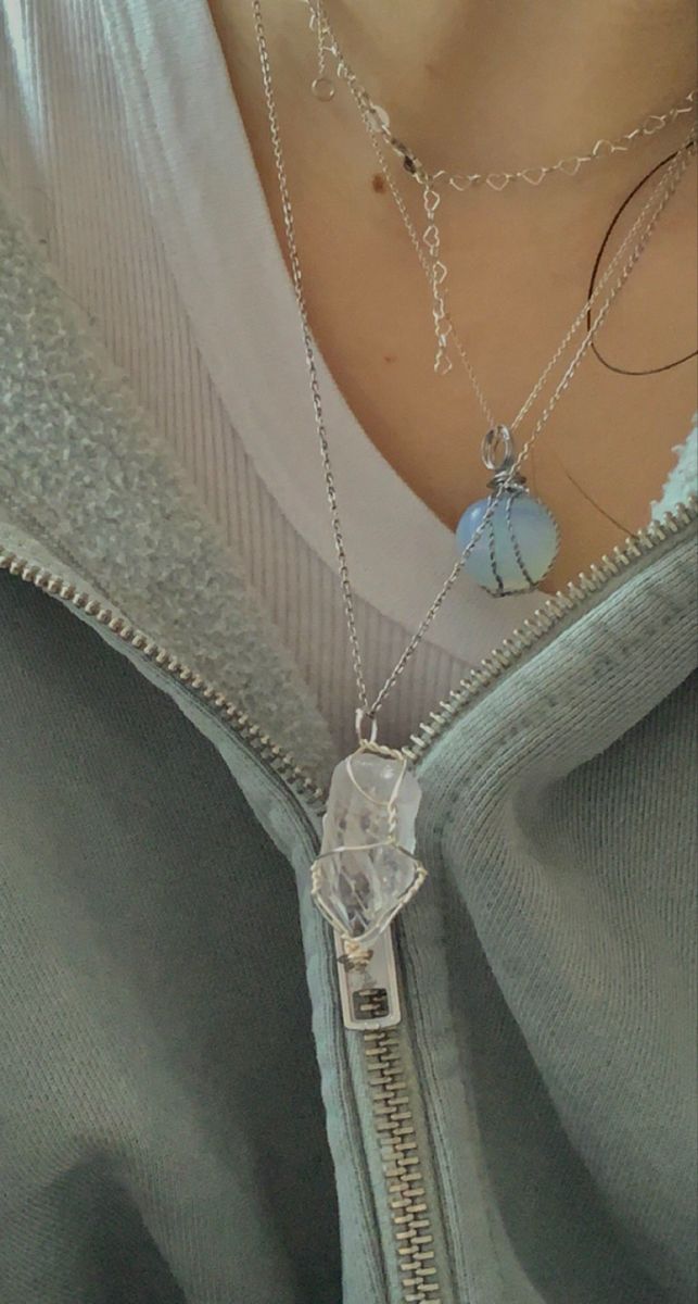 Necklace Layering Crystal, Cute Crystal Necklaces, Crystals Aesthetic Necklaces, Layered Crystal Necklaces Aesthetic, Layered Necklaces Crystal, Crystal Necklace Layering, Layered Necklace Ideas, How To Make Crystal Necklace, Cristal Necklace Jewellery