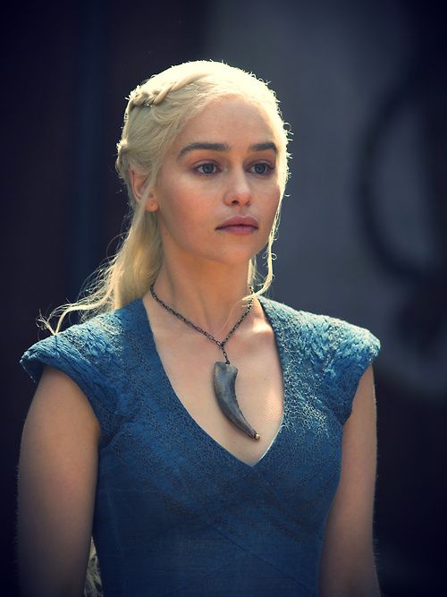 game of thrones'daeneress starke is wearing a necklace with a long horn on it