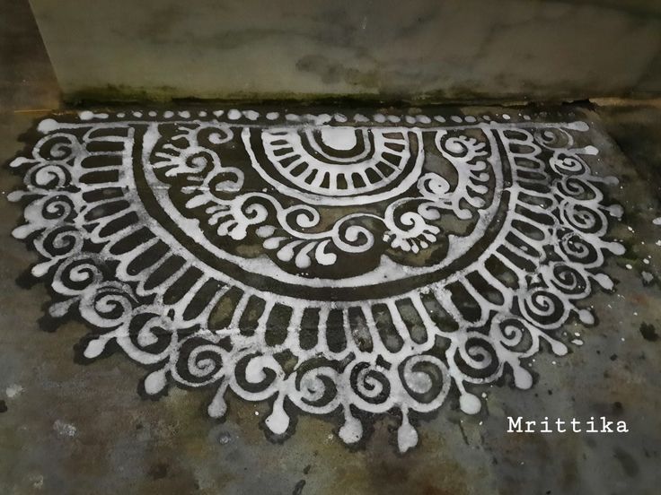 an intricately designed design on the ground