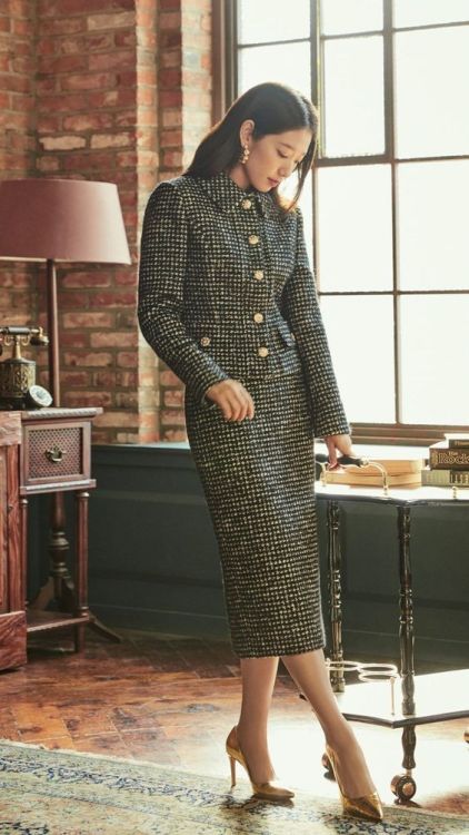 Korean Fashion Women Dresses, Tweed Fashion, Womens Dress Coats, Balmain Dress, Stylish Work Attire, Skirt Suit Set, Park Shin Hye, Warm Dresses, Woman Suit Fashion