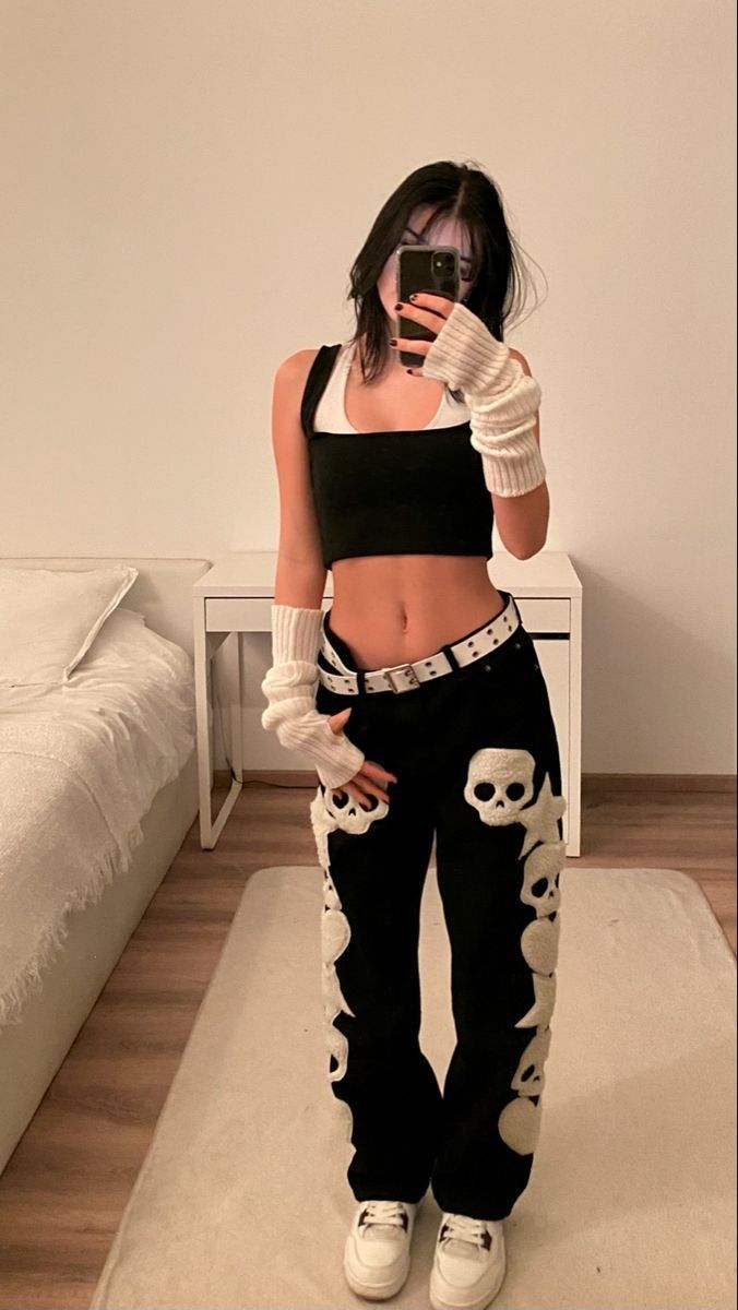 Unique Streetwear, Fashion Bella, 2000s Fashion Outfits, New Rock, Y2k Outfits, Streetwear Clothing, Swaggy Outfits, Edgy Outfits, 2000s Fashion