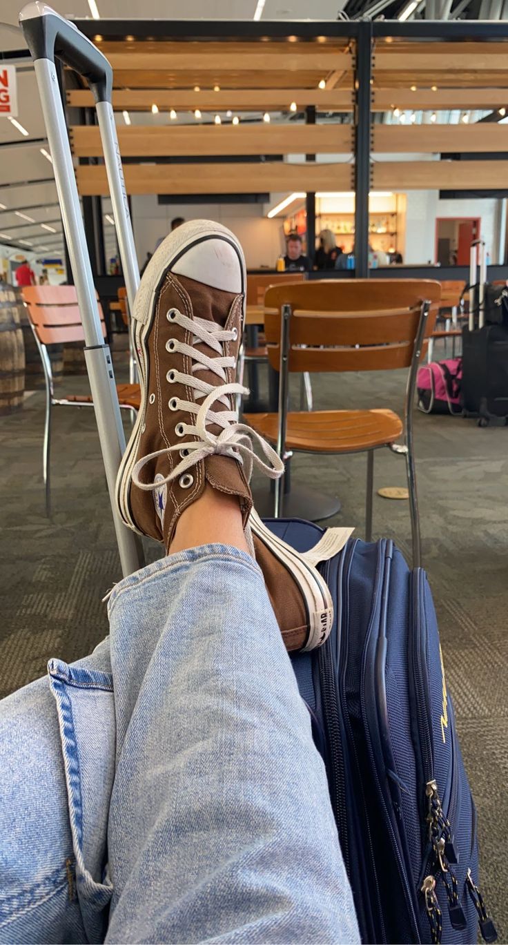 brown converse, high tops, brown, travel, converse hightops, brown, emma chamberlain, kendall jenner, converse Light Brown Converse, Brown Converse High Tops, Brown Converse Outfit, Outfits With High Tops, High Tops Outfit, Converse Star Player, Converse Aesthetic, Brown Converse, Converse Brown