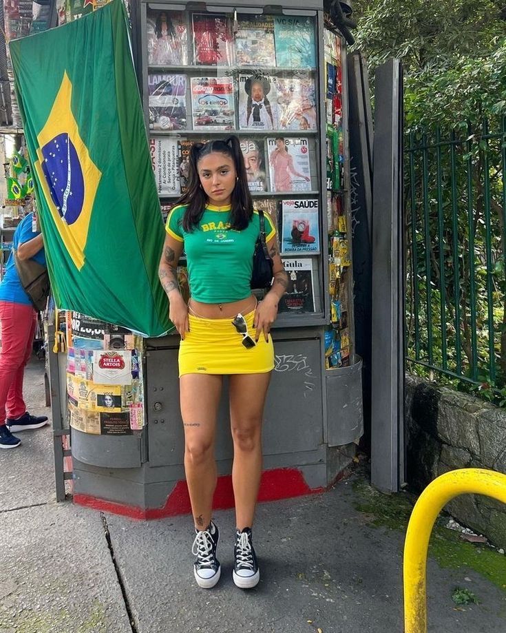 Brazil Soccer Shirt Outfit, Brazil Women Outfits, Brazil Outfit Ideas For Women, Brasil Shirt Outfit, Brazilian Funk Aesthetic, Brazilian Street Style, Brazil Top Outfit, Brazil Shirt Outfit, Brazilian Style Outfits