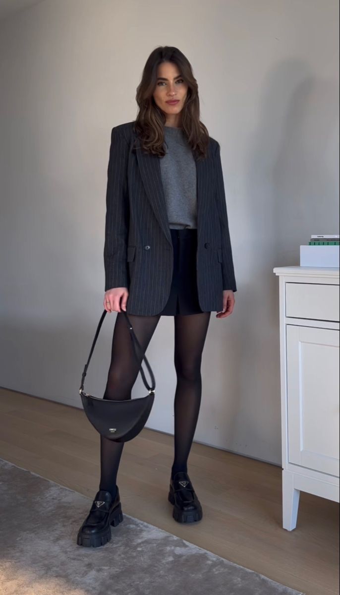 Antwerp Street Style, Cocktail Bar Outfit Winter, Grey Skort Outfit, Ootd Work Offices, Formal Outfit Winter, Fun Outfits For Women, Nye 2024, Full Black Outfit, Thrift Wishlist