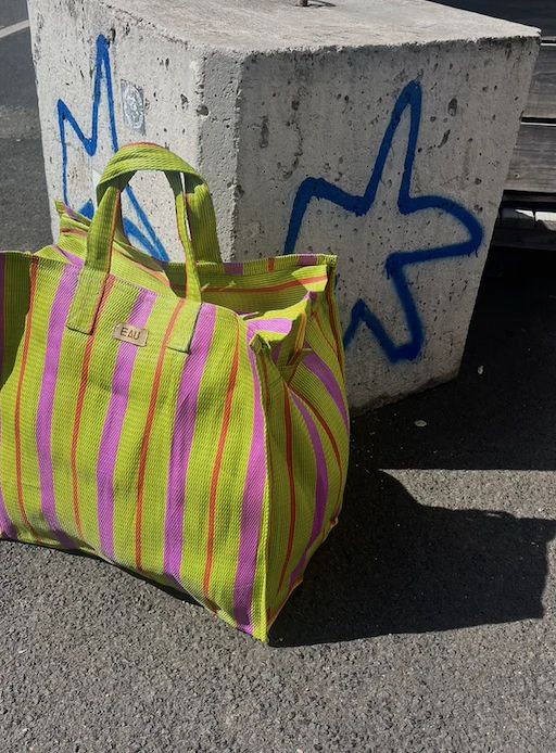 Market bag - beach bag - tote bag - weekend bag - overnight bag - farmers market bag - bag - eco friendly - fashion - lifestyle - style guide #farmersmarket #totebagpattern #beachtote #summer #ecofriendlyproducts #ecofriendly #reusable #marketbag #tote #fashionista #style #lifestyleblog #accessories Aesthetic Loungewear, Summer Tote Bags, Farmers Market Bag, Summer Tote, Bag Display, Beginners Knitting, Picnic Bag, Christmas Stocking Fillers, Weekend Bag