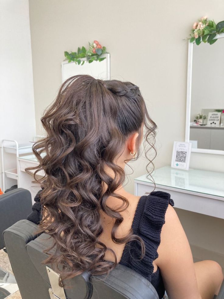 Penteado preso pra madrinha All Up Bridesmaid Hair, Long Black Hair Wedding Hairstyles, Quince Ponytail Hairstyles, Hair Styles For Long Hair Graduation, Peinados Para Graduacion Sueltos, Peinados Elegantes Sueltos, Elegant Hairstyles For Medium Hair, Hair For Graduation, Hairstyle For Black Hair