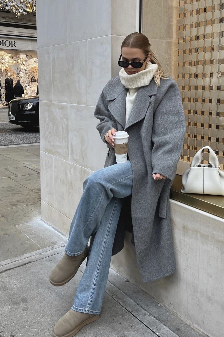 Grey Coat Outfit Winter, Grey Coat Outfit, Mantel Outfit, York Outfits, Dinner Outfit Casual, Japan Winter, Winter Coat Outfits, Latina Outfits, Estilo Indie