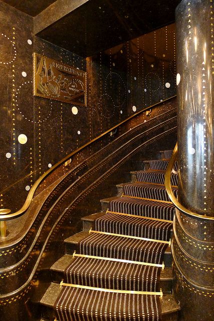 an escalator in a train station with lots of stairs