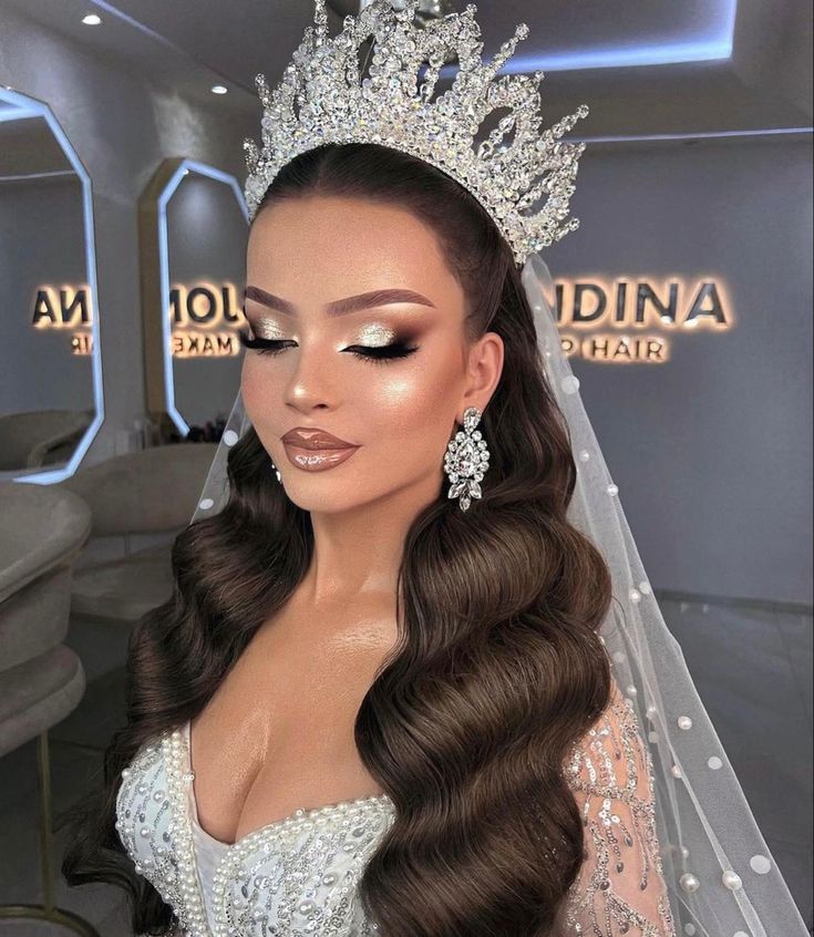 Glam Bride Makeup, Wedding Hairstyles With Crown, Wedding Hair Trends, Glam Bride, Princess Makeup, Prom Eye Makeup, Beauty Lips, Make Fashion, Wedding Hairstyles Bride