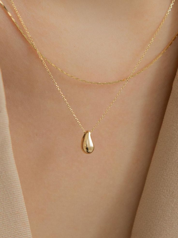 Based on gold and silver, LUNNE develops practical and understated jewelry that can be worn anytime, anywhere.- Rain drop type necklace- Natural curve and volume- Can be worn in two lengths- Daily point item Chic Gold Jewelry, Minimalist 14k Gold Long Drop Necklace, Minimalist Teardrop Pendant Necklace With Polished Finish, Minimalist Polished Teardrop Pendant Necklace, Elegant Gold Drop Necklace For Layering, Minimalist Polished Finish Teardrop Pendant Necklace, Modern Gold Necklace With Teardrop Pendant, Modern Gold Long Drop Necklace, Modern Gold Teardrop Pendant Necklace