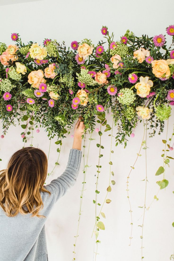 hanging ivy to add depth to our photo booth backdrop Photo Backdrop With Flowers, Ivy Wall Decor, Flower Photo Booth, Floral Backdrop Wedding, Hanging Ivy, Diy Photo Booth Backdrop, Diy Flower Wall, Grass Backdrops, Palm Wedding