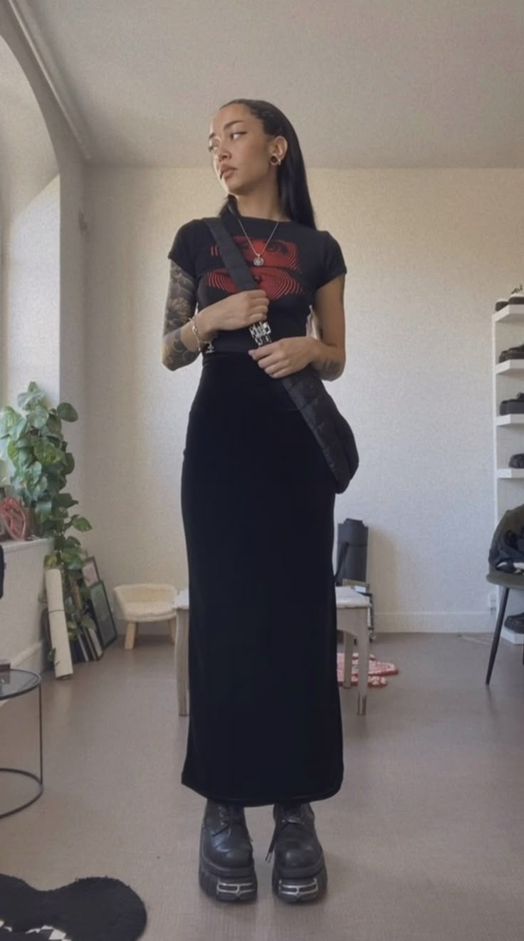 Long Black Tube Skirt Outfit, Black Mesh Midi Skirt Outfit, Long Black Skirt With Tshirt, Layered Slip Dress Outfit Grunge, Casual Long Black Skirt Outfits, Long Black Skirt Outfit Fall Casual, Dress Outfits Grunge, Black Skirt Outfit Y2k, T Shirt Long Skirt Outfit