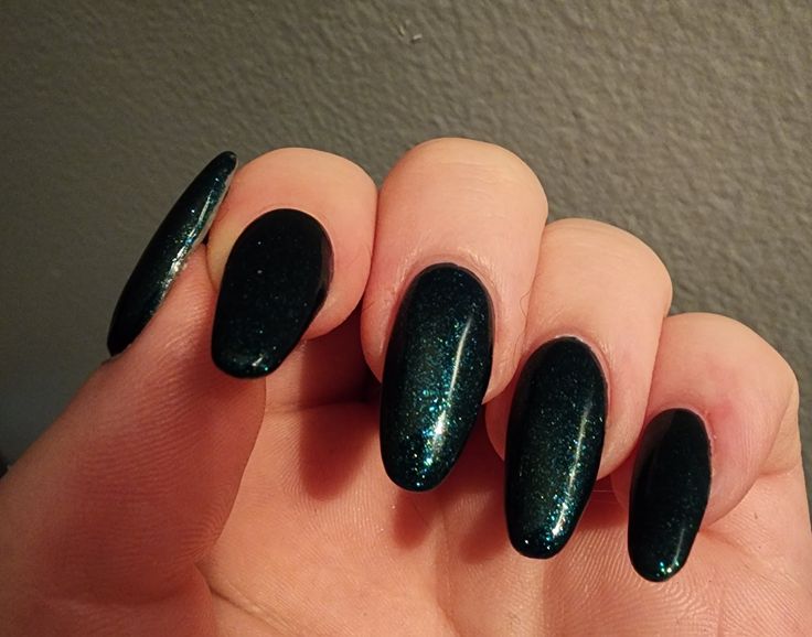 Black Green Glitter Nails, Dark Sparkly Green Nails, Green Sparkling Nails, Dark Green Sparkle Nails, Black Nails With Green Glitter, Dark Green Sparkly Nails, Dark Green Glitter Nails, Dark Sparkly Nails, Sparkly Green Nails