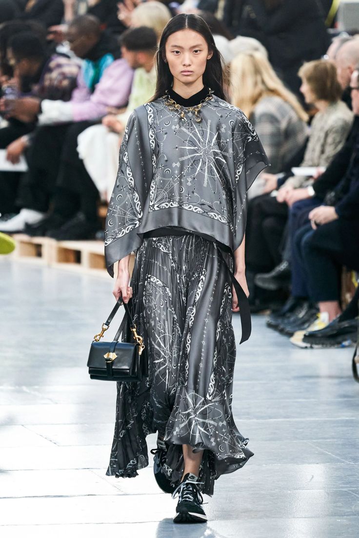 Sacai Fall 2020 Menswear Collection - Vogue Paris Mode, Vogue Germany, Beautiful Costumes, Vogue Fashion, Fashion Show Collection, Wearing Clothes, Vogue Paris, Pre Fall, Lace Skirt