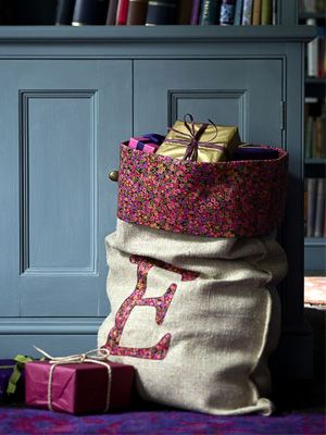 a bag that is sitting on the ground next to a book shelf with books in it