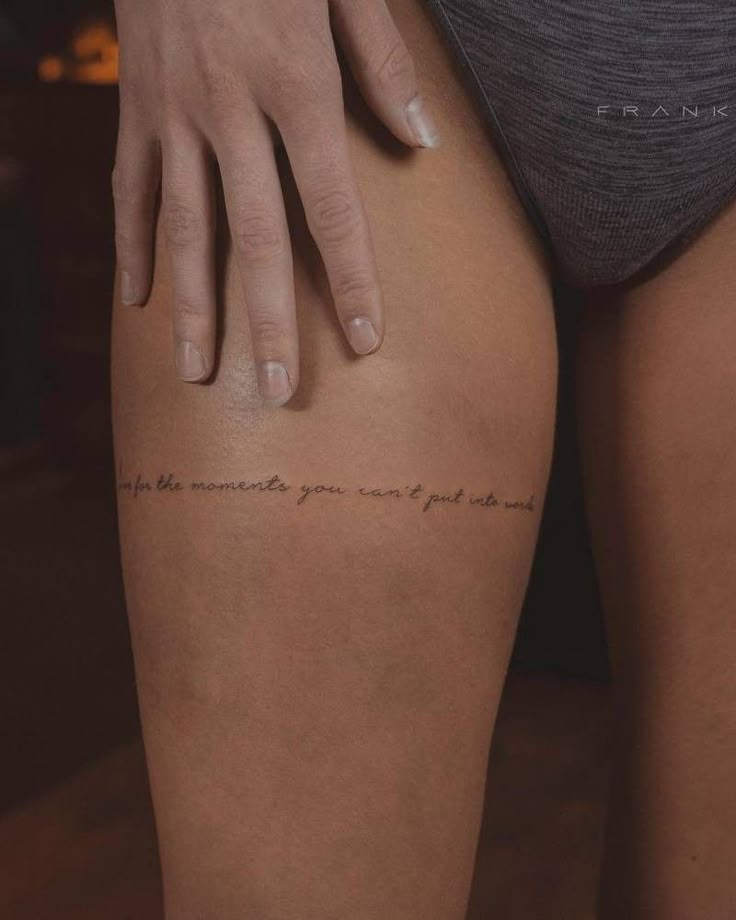 Thigh Script Tattoo, Feminine Thigh Tattoos, Simple Leg Tattoos, Thigh Tattoo Ideas, Small Thigh Tattoos, Thigh Tattoo Quotes, Cute Thigh Tattoos, Girl Thigh Tattoos, Writing Tattoos