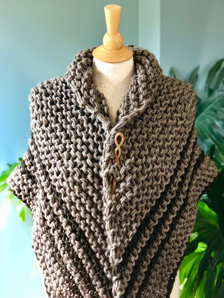 Hand Knit Outlander Inspired Season 4 Claire's Cowl, Chunky Knit, Shawl, Neck Warmer in gray/taupe color. The shawl is made from a 25% merino wool, 25% alpaca and 50% acrylic yarn. CARE: Wash in cold water, gentle cycle, lay flat to dry. The wing span is approximately: XS-S - 64-66 inches, M-L - 74-76 inches, XL-L - 82-86 inches. The knitted fabric is flexible and stretchy. All items are made from a high quality yarn in a pet and smoke free home studio. Knit Play Love is a one-woman operation. I Chunky Knit Shawl, Outlander Shawl, Outlander Gifts, Outlander Season 4, Knitted Cowl, Sweater Shawl, Studio Knit, Chunky Scarf, Chunky Scarves