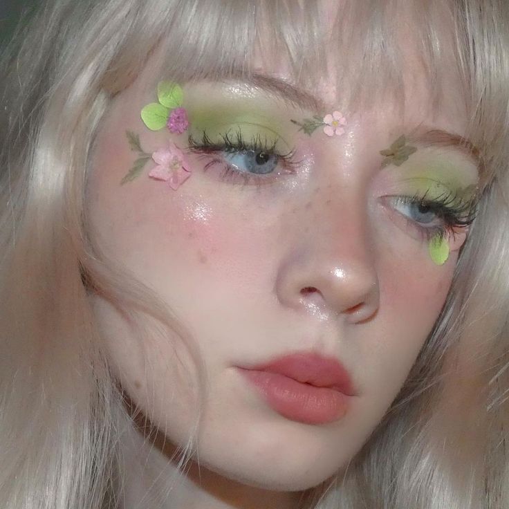 Green makeup, flower makeup, fairy makeup, fairycore, goblincore, goblincore make up, makeup inspo, grungecore, grunge aesthetic, dark fairycore Fairy Tail Makeup Looks, Fairy Core Makeup Aesthetic, Fairy Core Makeup Green, Mushroom Inspired Makeup, Green Flower Makeup, Pink Green Makeup, Flower Fairy Aesthetic, Flower Makeup Aesthetic, Garden Fairy Makeup