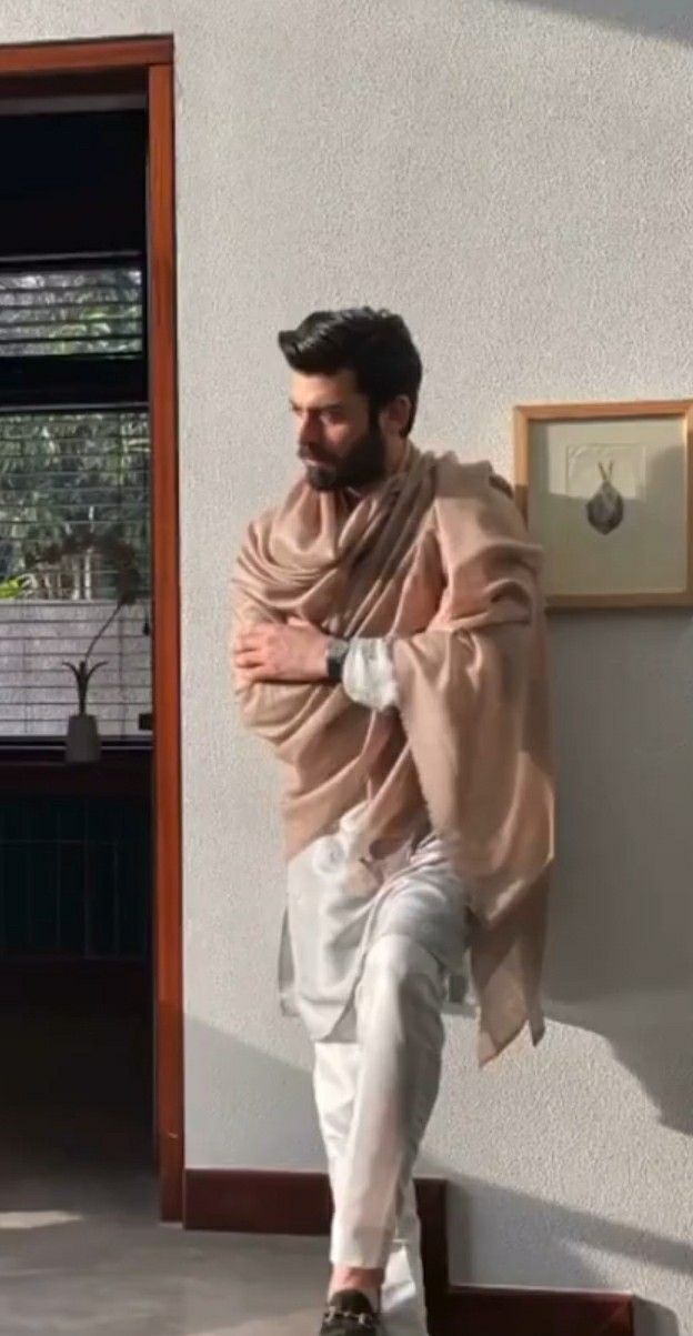 Kurta Shawl Men, Men Shawl Style, Kurta With Shawl Men, Sufi Night Outfit For Men, Shawl Outfit Men, Eid Outfits Ideas, Shawl For Men, Indian Wedding Clothes For Men, Wedding Kurta For Men