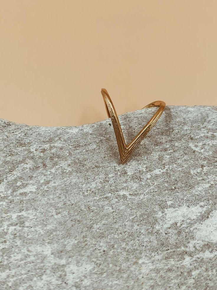 South Indian Ring, Vanki Ring, Minimal Gold Jewelry, Stone Ring Design, V Ring, Gold Bracelet Simple, Indian Rings, Dainty Gold Jewelry, Gold Jewellry